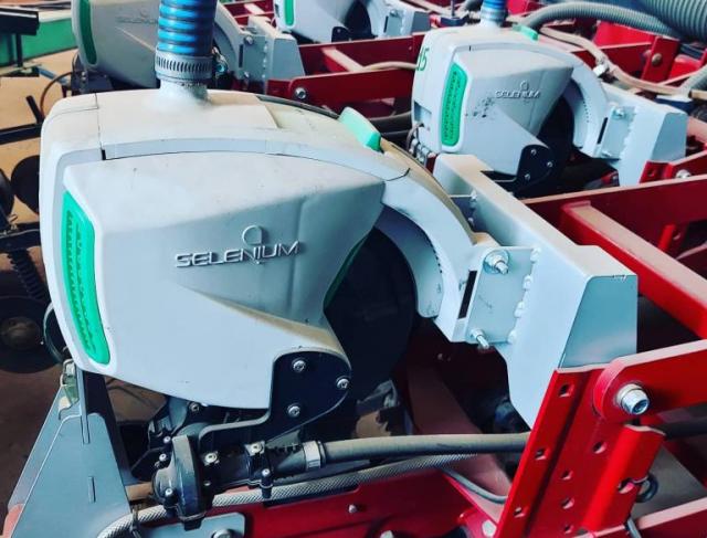 Selenium a cabo montada em plantadeira Case.