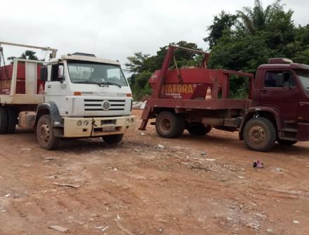 Caminhão caçamba 