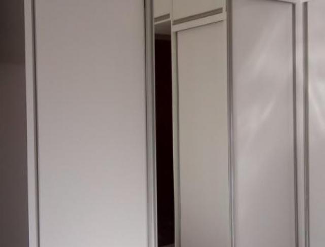 Roupeiro planejado 

Branco diamante 

Porta espelho 

$5,800,00